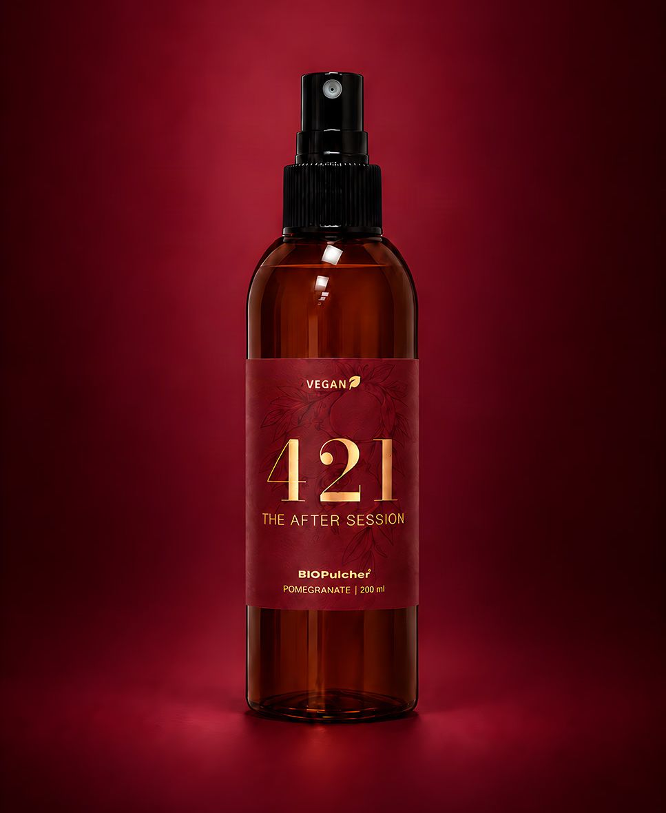 421 The After Session, Sprühflasche 200 ml, Duft Pomegranate, vor rotem Hintergrund